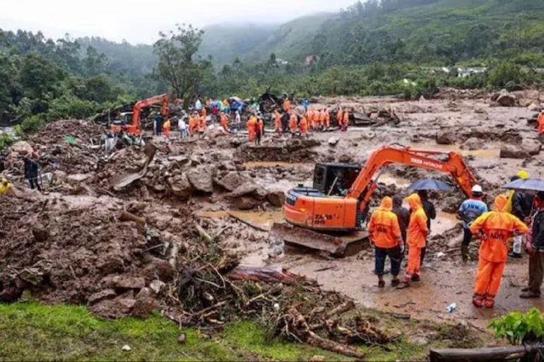 keral ke mukhyamantree pinaaraee vijayan ne kaha ki 128 ghaayal logon ka aspataal mein ilaaj chal raha hai.