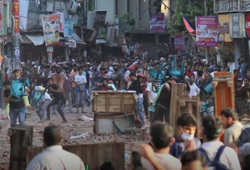 बांगलादेश हिंसाचारात ९१ जणांचा मृत्यू, केंद्राचा भारतीयांना इशारा; हेल्पलाइन क्रमांक जाहीर केला